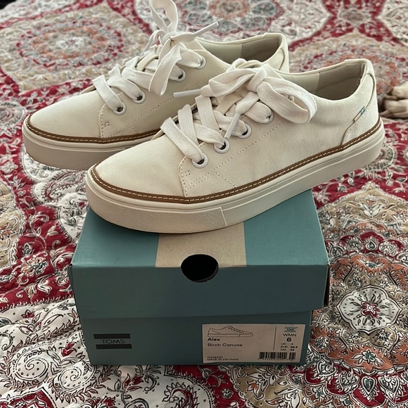 Toms Birch Canvas || size 6 - Picture 1 of 4
